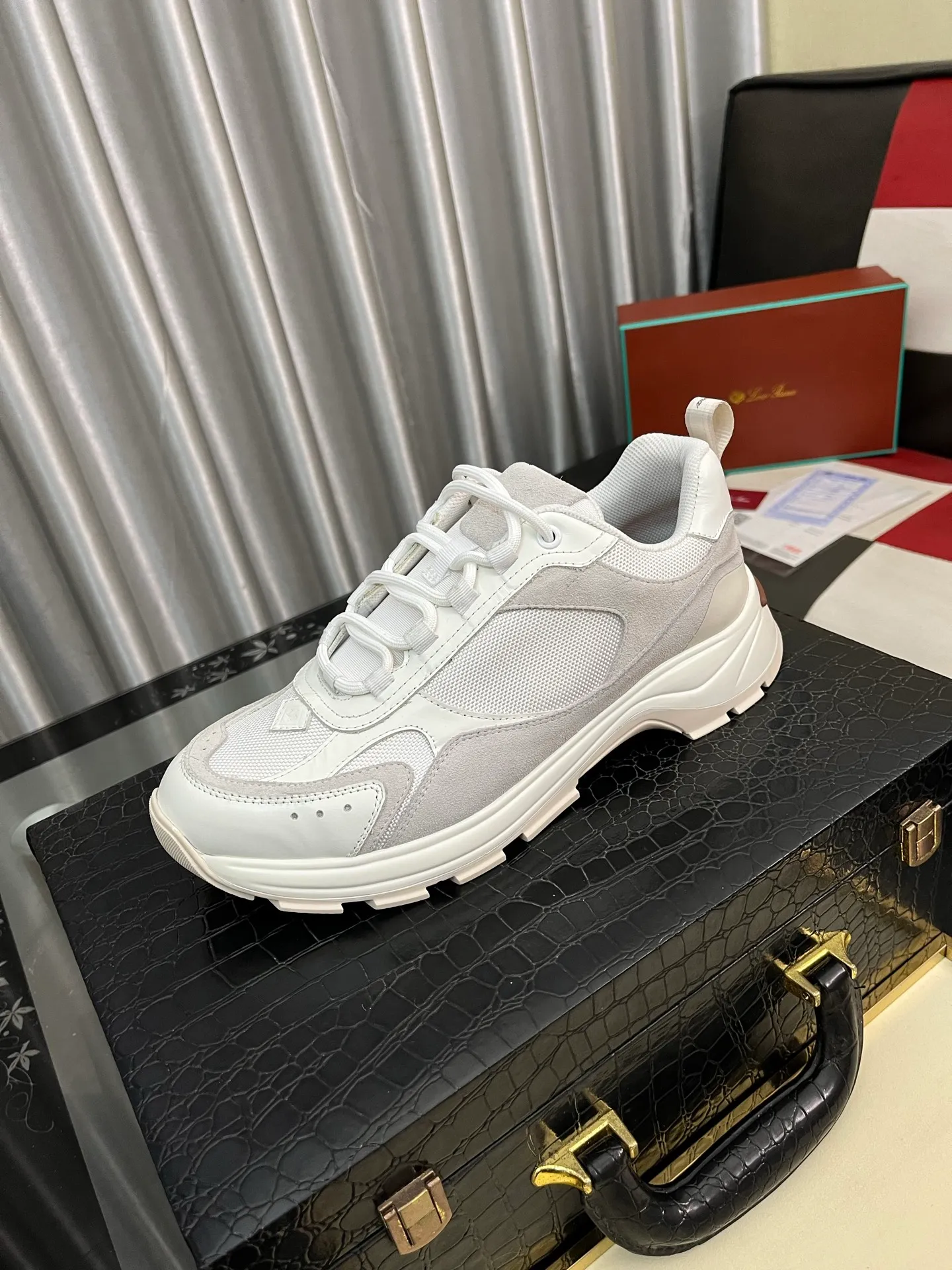 Men's shoes 💰520 ⌚️⌚️ Loro Piana's classic popular lp top version of Pili casual shoes. It turns out that these are the casual shoes that are said to be able to walk 20,000 steps without tiring your feet. This pair has both good looks and feel. You will be completely lost as soon as you step on it ~ The minimalist design is eye-catching and durable, and it is a bonus for dressing. The soft feeling on the feet has outstanding texture, and it is very nice without abrasion on the feet. The soft and waxy soles make it easy to wear for daily use for a long time. Who can resist a pair of versatile and good-looking loafers? Don't be too elegant at all, the feel and texture of the feet are good, the key is to make the legs look longer and not tire the feet, the main thing is that it is just right!        Material: Original cowhide Lining: Original sheepskin Outsole: Original sole Size: 38-44